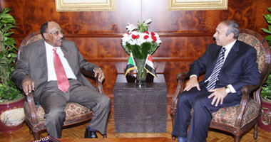 العادلى يستقبل وزير الدفاع السودانى بمكتبه