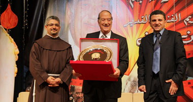 تكريم حسن حسنى بالمركز الكاثوليكى