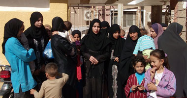 تجمهر عشرات السيدات بالفيوم اعتراضاً على تفتيش منازلهن