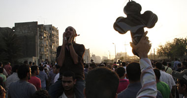 عشرات الأقباط يهتفون ضد "العسكرى" أمام المستشفى القبطى