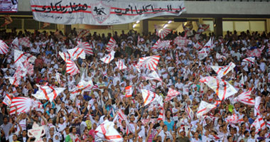 ازدهار حركة بيع أعلام الزمالك باستاد القاهرة