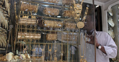 الذهب يواصل انخفاضه وإغلاق المحلات مستمر