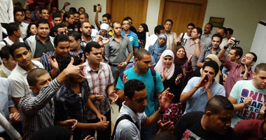 وقفة لطلاب الثانوية العامة بالسويس احتجاجا على النتائج