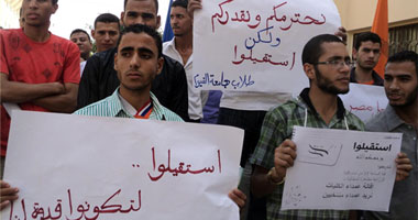 مظاهرة حاشدة بجامعة الفيوم للمطالبة باستقالة القيادات