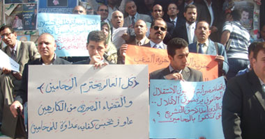المحامون يواصلون احتجاجاتهم ضد القضاة ويهددون بالإضراب العام