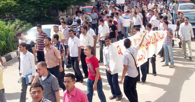 طلاب الشهادات الفنية يقطعون طريق القصر العينى