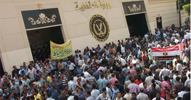 "الأمناء" المعتصمون أمام "الداخلية" يطردون قناة الجزيرة مباشر
