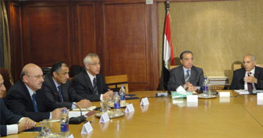 عيسى يلتقى محافظ البنك المركزى ورؤساء 6 بنوك لمواجهة تعثر الشركات 