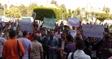 وقفة احتجاجية لطلاب جامعة بنى سويف لإقالة الفلول