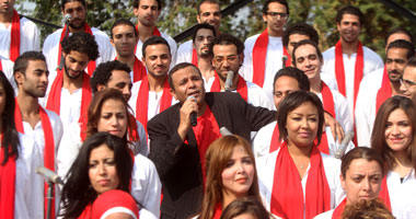 بالصور.. محمد فؤاد يغنى باحتفالية "علم من أجل مصر" 