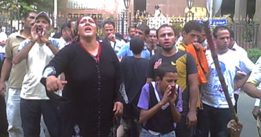 عشرات من أهالى الدويقة يقطعون شارع مجلس الوزراء