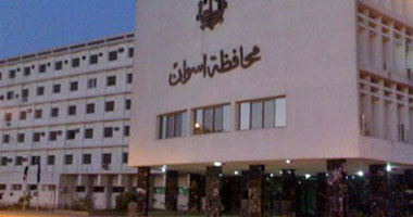 شكوى من تراكم القمامة أمام المستشفى الجامعى بأسوان
