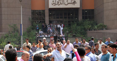 عمال شركات الخصخصة يواصلون اعتصامهم بمجلس الدولة 