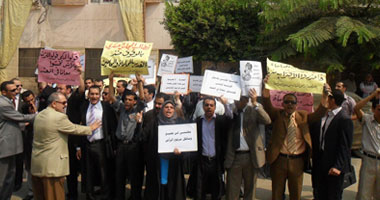 وقفه احتجاجية لمحامى المنيا احتجاجا على قانون السلطة القضائية