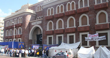 معتصمو جامعة الإسكندرية يهددون بإغلاق الأبواب الرئيسية