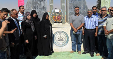 بالصور..شباب السويس يضعون الورد على مقابر الشهداء