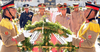 المشير طنطاوى يضع أكاليل الزهور على قبر الجندى المجهول بمناسبة يوم الشهيد