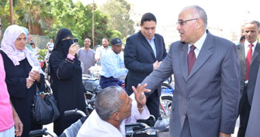 بالصور.. محافظ البحيرة يوزع الدراجات البخارية على المعاقين 
