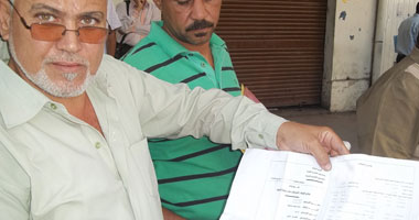 سائقو السيرفيس ينقلون تظاهرهم أمام مجلس الوزراء.. ويؤكدون سلمية تجمعهم وعدم تعطيل مصالح المواطنين.. ويهددون بإضراب كلى الأسبوع المقبل فى حالة عدم الاستجابة لمطالبهم