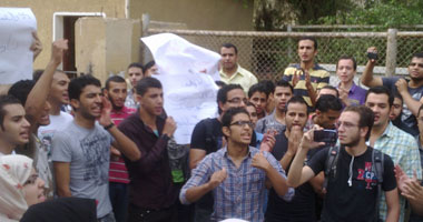 "صيدلة القاهرة" تمنع الصحفيين من تغطية مظاهرات الطلاب داخل الكلية
