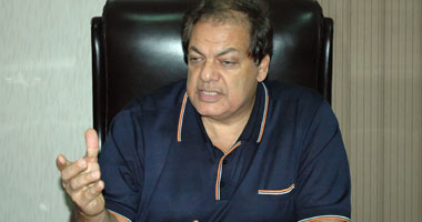 عمال مؤيدون لـ"أبو العينين" يتظاهرون بالورود أمام "كليوباترا"