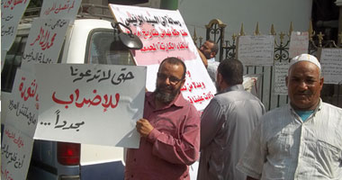 بالصور.. سائقو السيرفيس يعتصمون أمام مجلس الوزراء.. ويهددون بالإضراب الكلى الأحد القادم فى حالة عدم تنفيذ المطالب.. ويطالبون بمقابلة مرسى وقنديل والتحقيق مع مدير مشروع السيرفيس 