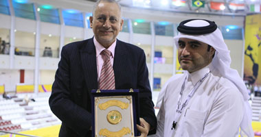 السرجانى يكرم رئيس الاتحاد القطرى ويهديه درع الاتحاد