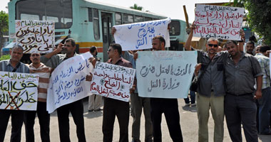 أزمة النقل تشتعل بالقاهرة.. تظاهر سائقى النقل العام بالأتوبيسات أمام الهيئة.. وإضراب بجميع مواقف سيارات السرفيس يسبب مشكلة للمواطنين.. والمحافظ يخاطب وزير العدل لتطبيق روح القانون مع السائقين 