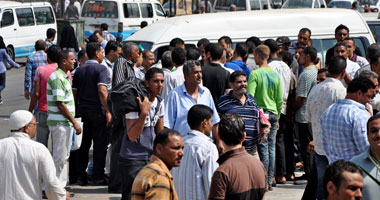 سائقو السرفيس يتظاهرون أمام الوزراء لإلغاء الكارتة والمخالفات