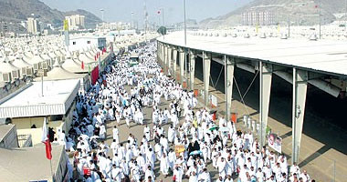 بالشيكولاتة ومياه زمزم حجاجنا يقضون العيد فى منى.. بين التهانى والرمى والسكينة الروحية ضيوف الرحمن يوثقون فرحتهم بالصور والفيديوهات.. تنظيم متكامل وأجواء تفيض بالروحانية.. والبعثة المصرية: الجميع بخير اطمئنوا