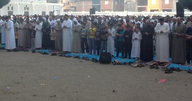 توافد أهالى "العدوة" بالشرقية لتهنئة أسرة "مرسى" بالعيد