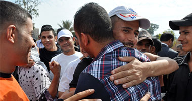 بدموع الفرحة والسجود على الأرض .. 196 سجين يودعون الزنازين بعفو رئاسى