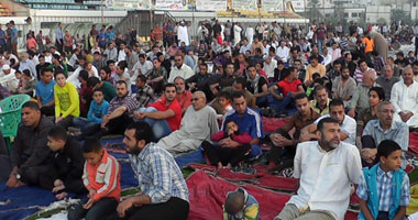 "الألعاب النارية" تزين سماء المنيا بعد أداء صلاة العيد