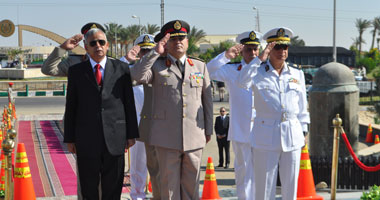 قائد الجيش الثالث يضع إكليل زهور على النصب التذكارى للجندى المجهول