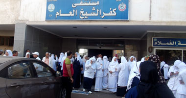 تظاهر العاملين بمستشفى كفر الشيخ العام للمطالبة بإقالة المدير
