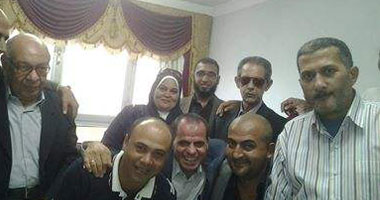الوفد يحتفل مع أسر الزقازيق بعيد الأضحى بتوزيع "الحلوى"