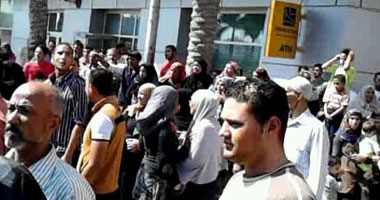مواطنون بدمنهور يقطعون الطريق أمام مبنى المحافظة للمطالبة بدعمهم ماليا