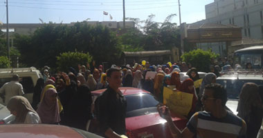 طلاب المحظورة يحطمون بوابة طب المنصورة للخروج بمسيرة