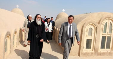 بالصور.. محافظ البحيرة يزور دير الأنبا مقار بوادى النطرون