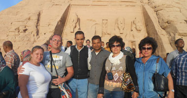 وزير السياحة من أبو سمبل: 17 دولة رفعت حظر السفر عن مصر.. ومحافظ أسوان يؤكد نجاح الاحتفال.. والسائحون الروس: "مصر بلدنا الثانى".. ومشادات بين "شباب المدينة" و"تمرد" بسبب لافتة
