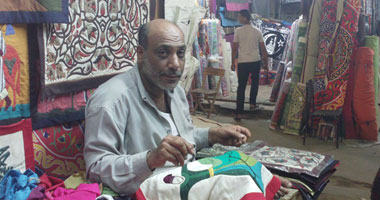 عم مصطفى "بياع الخيام": "مش هخلى عيالى يورثوا مهنتى لأنها متعبة"