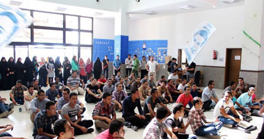 طلاب "صيدلة الإسكندرية" يفترشون الأرض أمام مكتب العميد 