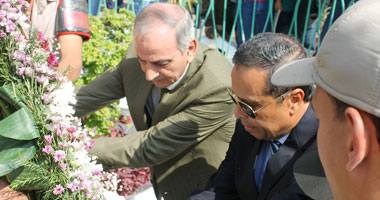 بالصور.. محافظ المنوفية يضع إكليلاً من الزهور على قبر الجندى المجهول
