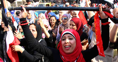 مئات المواطنين بكوم أمبو يرفعون أعلام مصر احتفالاً بالنصر