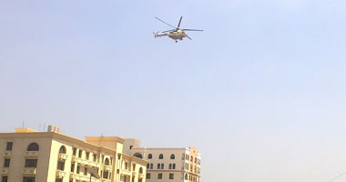 طائرات الجيش تلقى الأعلام على المواطنين بساحة الشهداء بطنطا