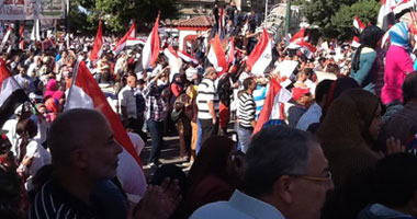 الرجال والسيدات يرقصون على الأغانى الوطنية بالمحلة