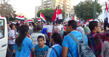 أهالى يرقصون على "تسلم الأيادى" باحتفال أكتوبر بالمنيا