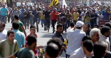 أهالى بنى مزار يلقون المياه على مسيرة لـ"المحظورة" بالمنيا 