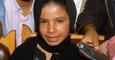طفلة يمنية تتصدر صفحات مجلة جلامور