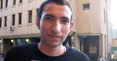 محمد طالب فى إعلام وبيسافر يوميا من بنى سويف للقاهرة «على رجل واحدة»